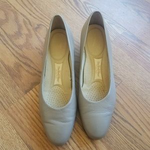 Hush Puppies Womans Sz 8.5 M Nude Pumps Classic